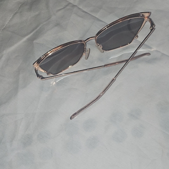 Stylish Pink and Black Sunglasses for a Bold Look - Picture 14 of 16